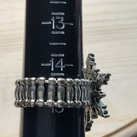 Vintage Silver-Tone Snowflake Stretch Ring With Rhinestone Accents - Picture 5 of 6